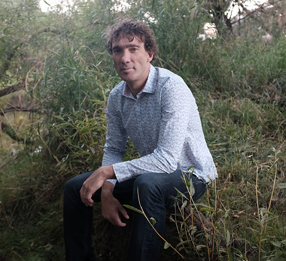 북서부 호수에서 실험실 연구용 시료를 채취하는 학생들.